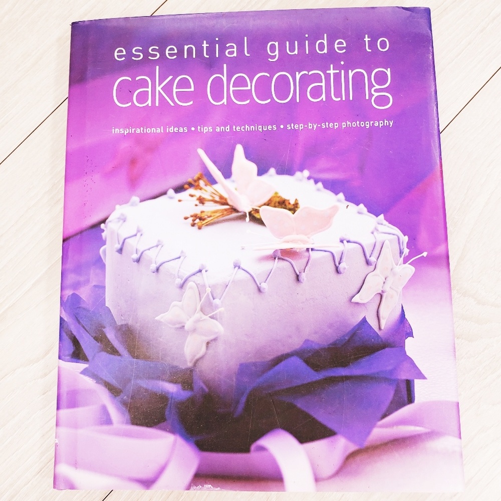Essential guide to Cake Decorating book